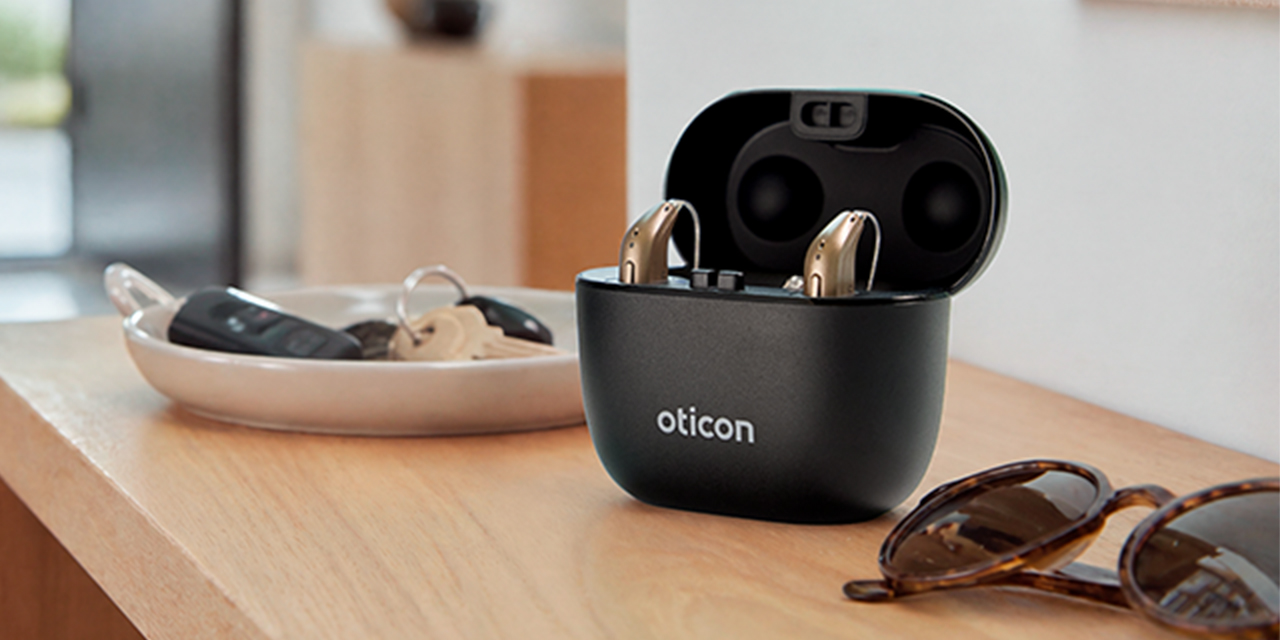 Oticon SmartCharger mit zwei Reveal Hörgeräten
